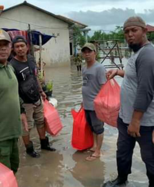 Lurah Opas Indah Lakukan Pembagian Makanan Bagi Warga Terpapar Banjir di Kampung Opas Indah.